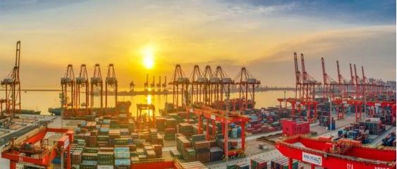 山東港口日照港創國內最大內貿集裝箱船裝卸新紀錄，彰顯港口綜合實力